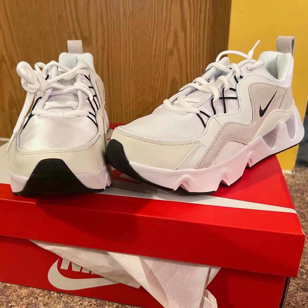 These are brand new never worn Women’s Nike shoes in size 7 1/2.